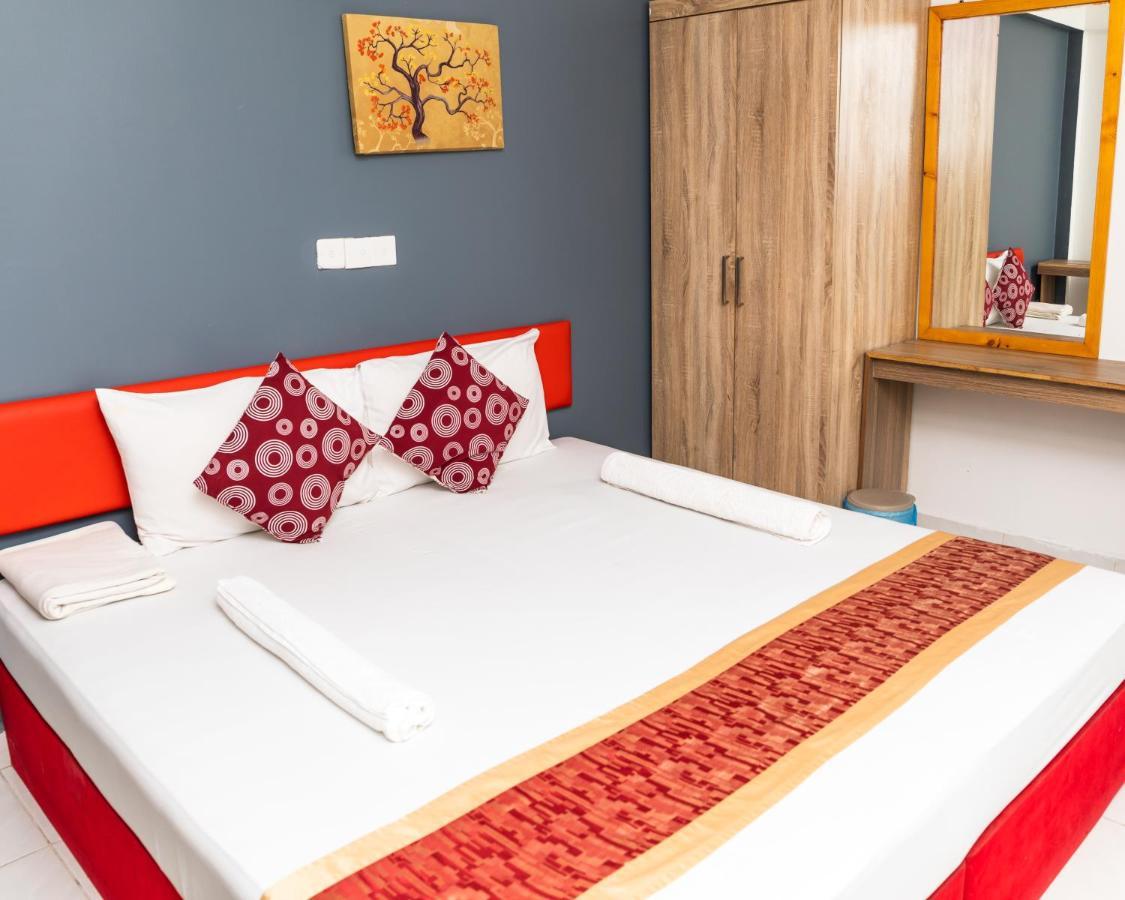 The G Ten Holiday Inn 훌루말레 외부 사진